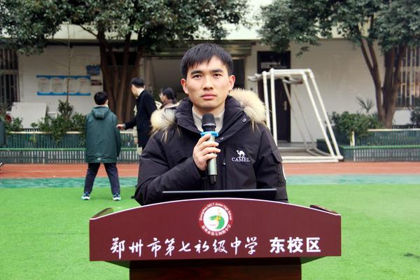 八年级管委会老师王志彦，宣读表彰学生名单并进行年级总结